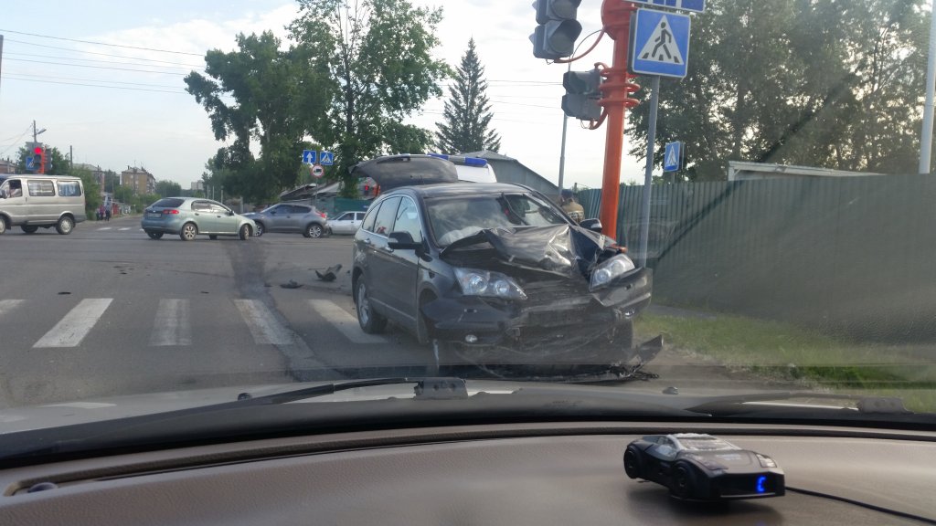 В Кемерове водитель Honda Fit пострадал, не пропустив встречную машину