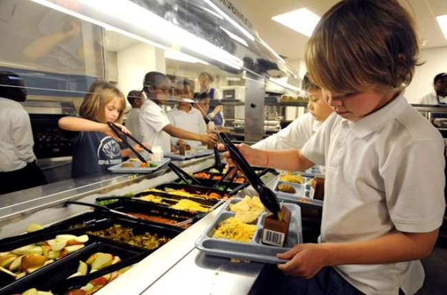 Новокузнецкие школьники будут рассчитываться за обеды карточкой