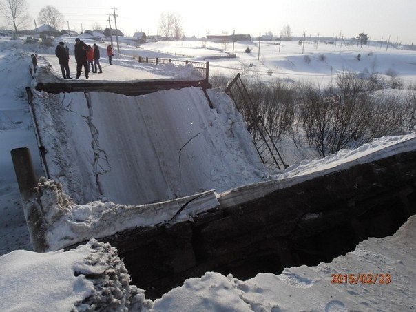 В Берёзовском взорвали мост, который обрушился зимой