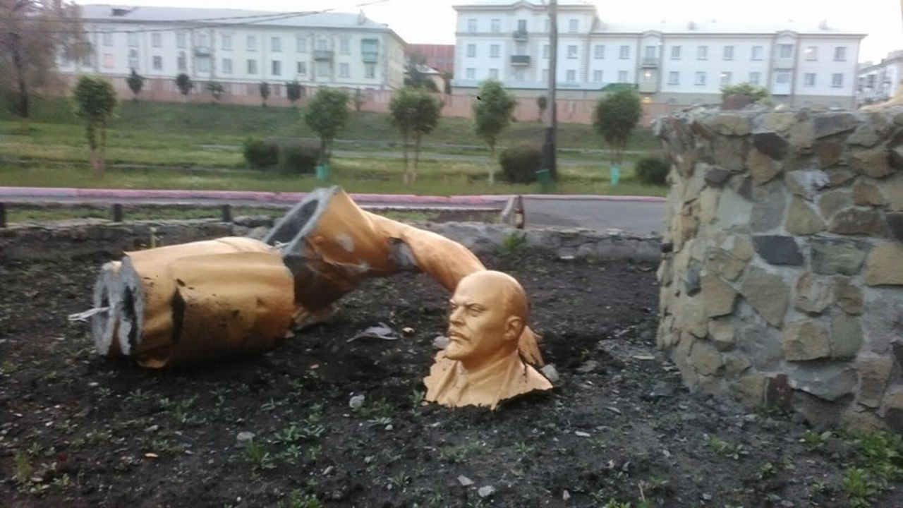 Житель Кузбасса разрушил памятник Ленину при попытке сделать селфи