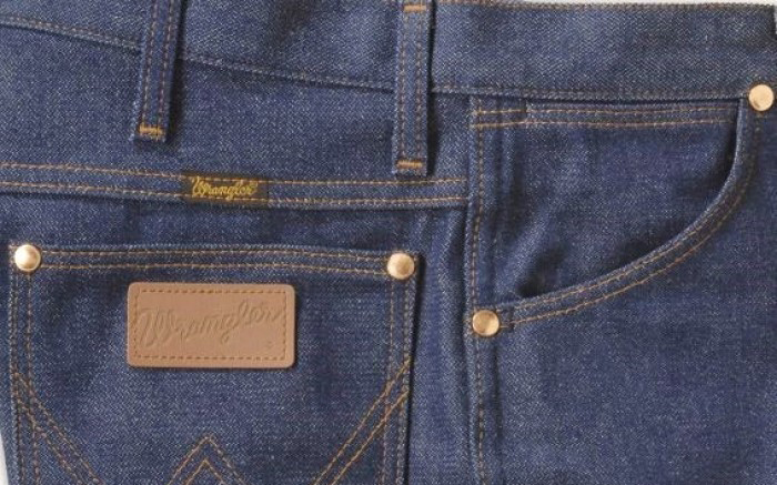 На кемеровском рынке изъяли контрафактные джинсы