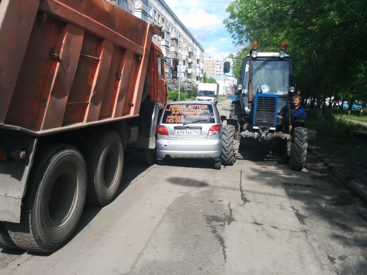 В Кемерове Daewoo Matiz зажало между трактором и КамАЗом