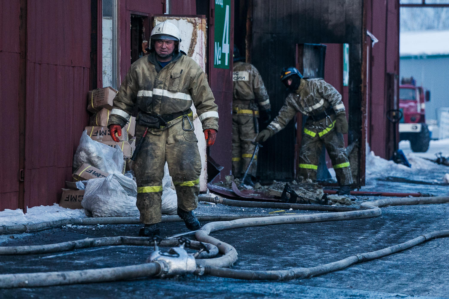 В Кемерове горит административное здание рядом с рынком «Дружба»