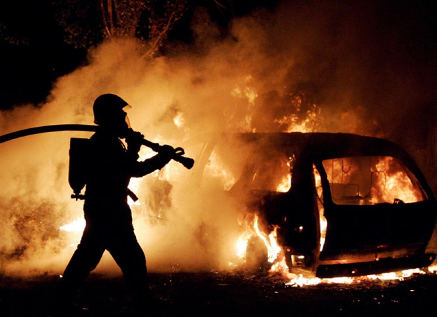 В Новокузнецке сгорели два рядом стоящих автомобиля