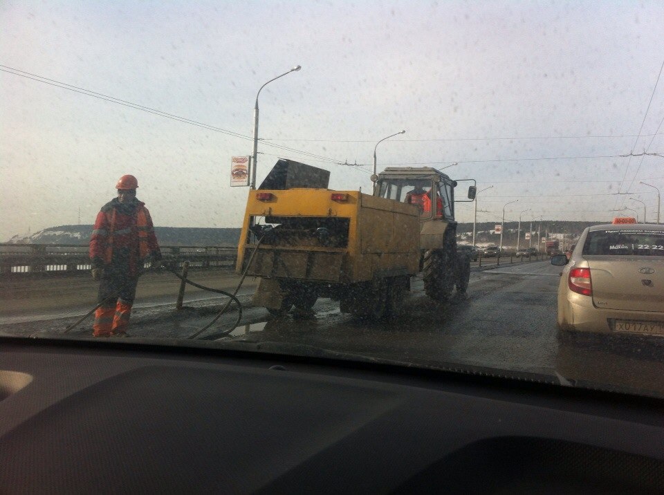 На кузбасском мосту в Кемерове начали ямочный ремонт