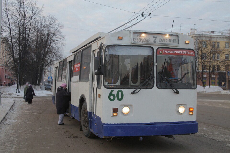 В кемеровском троллейбусе, наехавшем на неровность, травмировалась пассажирка 