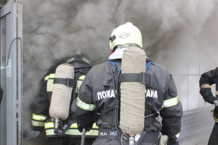 В Кемерове пожарные вывели из горящей квартиры трёх человек