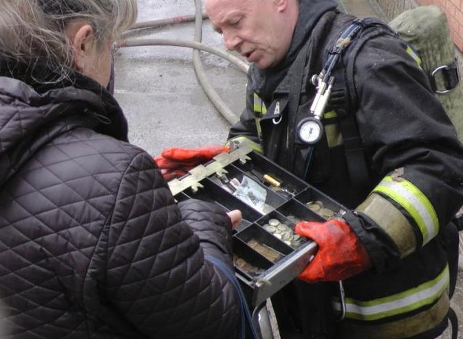 Новокузнецкие пожарные спасли выручку продуктового магазина