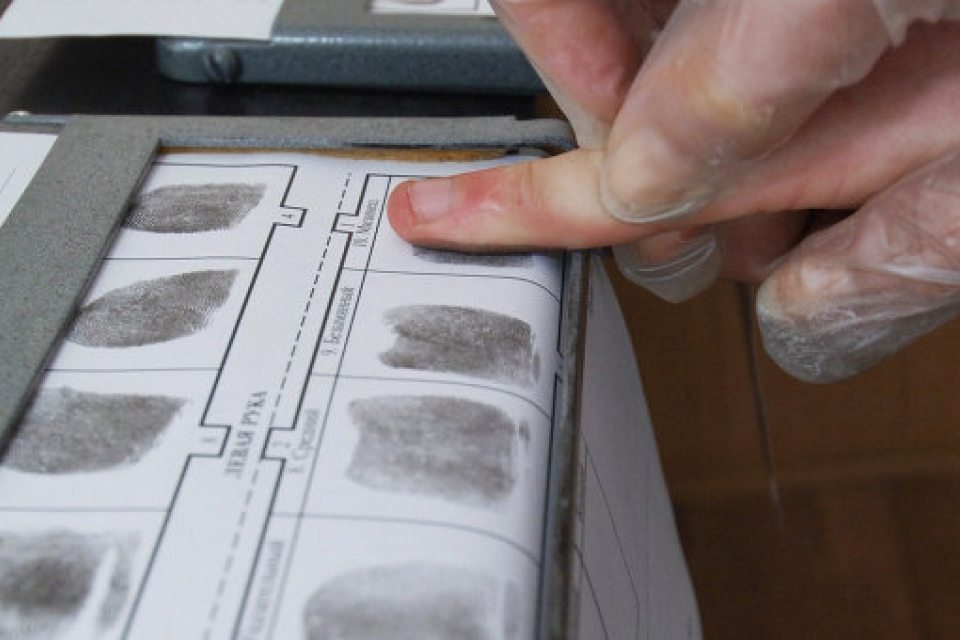 В кемеровском аэропорту у женщины незаконно сняли отпечатки пальцев