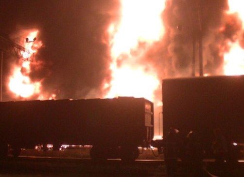 В Кемерове ночью горело бесхозное здание станции «Ишаново» 