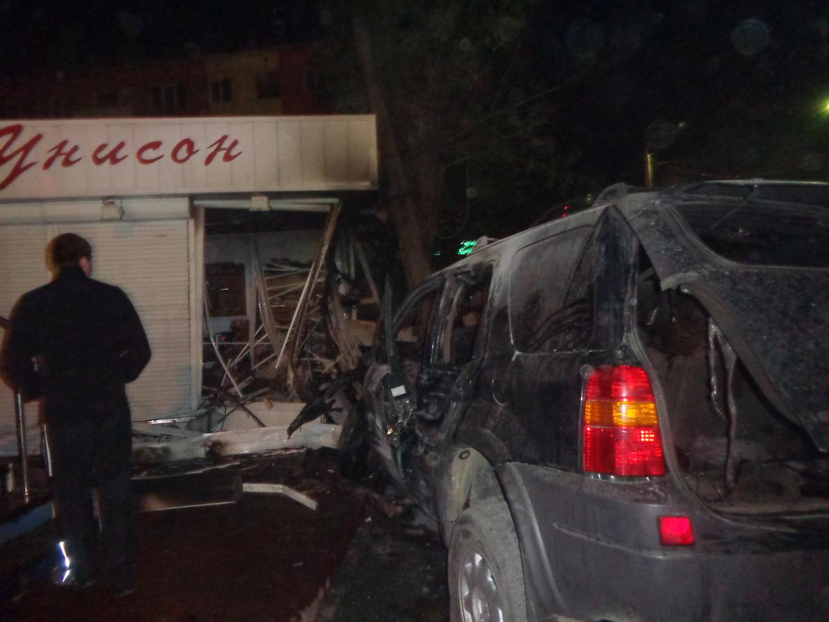 В Ленинске-Кузнецком автоледи врезалась в торговый павильон