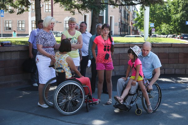 Кузбасским инвалидам подарят трости и кресла-коляски