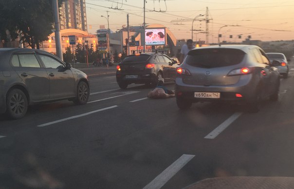 У кемеровского цирка на проезжей части велосипедист врезался в «Тойоту»