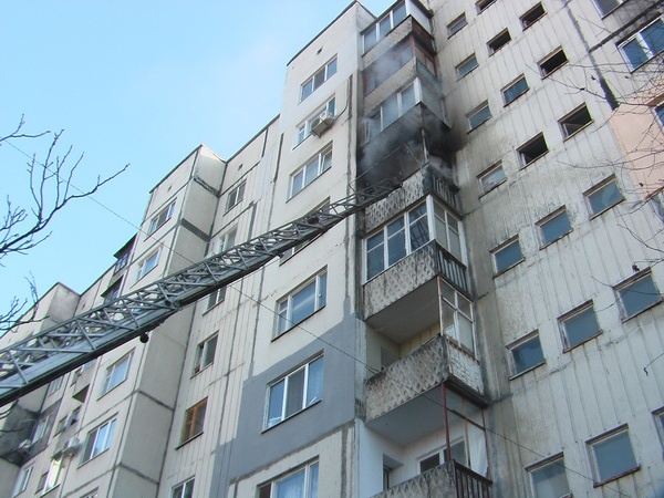 В Прокопьевске пожарные спасли пятилетнюю девочку из горящей квартиры