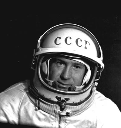 Алексей Леонов наградил космонавтов медалями Кемеровской области