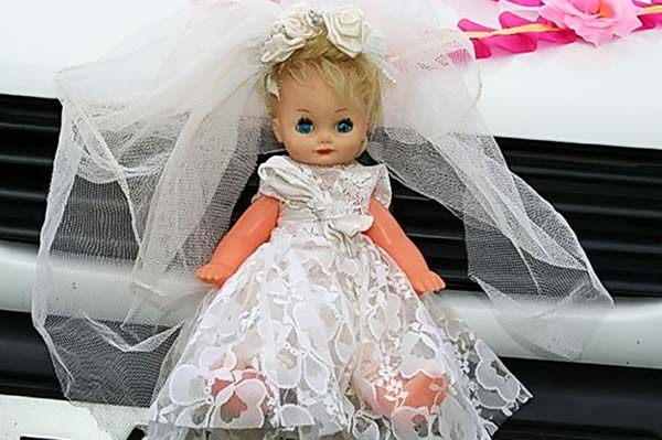 В Кузбассе судебные приставы арестовали свадебную куклу