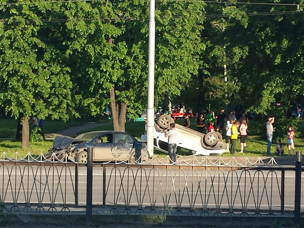 В Кемерове две легковушки столкнулись на большой скорости