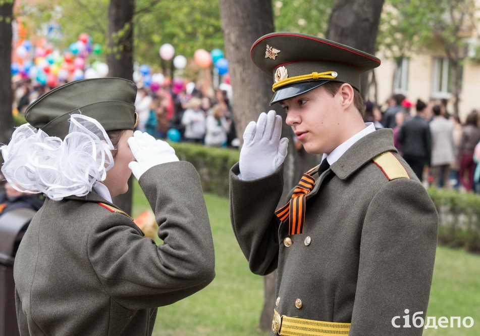 Кемеровские школьники продают на улице георгиевские ленточки