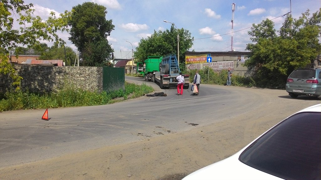 В Кемерове на улице Мартемьянова по пешеходу проехала фура