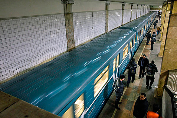 Пассажиры московского метро спасли женщину, раскачав вагон