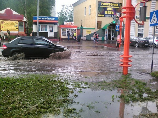 В Анжеро-Судженске после шторма залило водой улицы и торговые центры