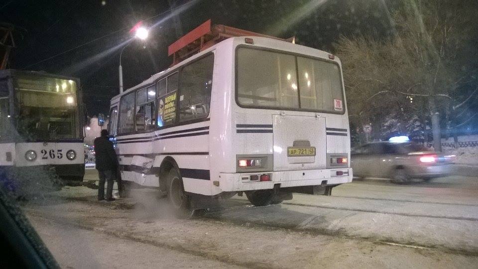 В Новокузнецке столкнулись трамвай и маршрутка