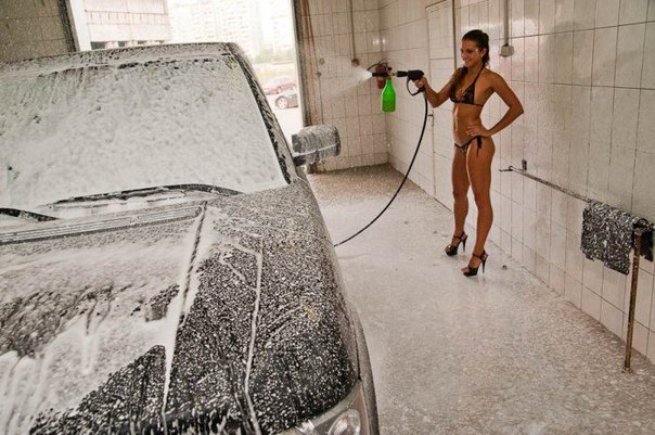 В Кемерове открыли топлесс-автомойку