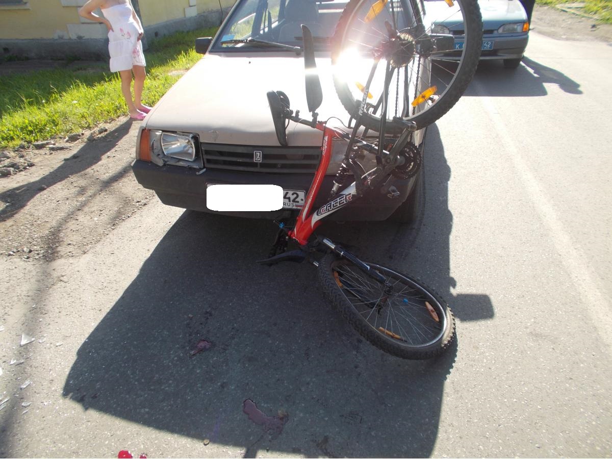 В Калтане велосипедист попал под колёса двух автомобилей
