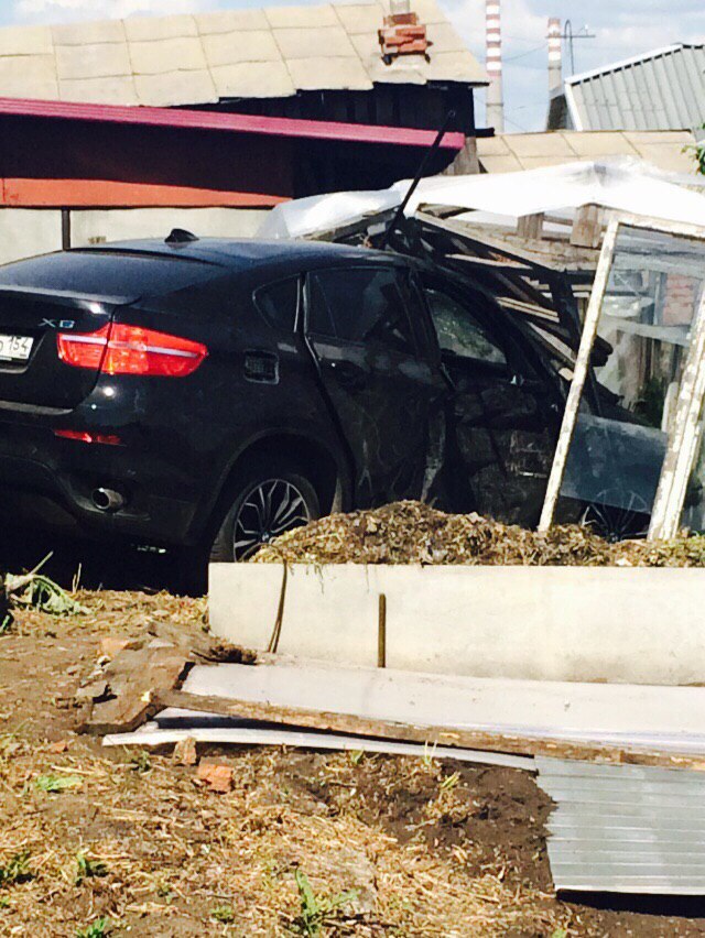 В Кемерове водитель BMW X6 снёс теплицу возле частного дома