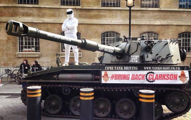 Поклонники Джереми Кларксона приехали в BBC на танке