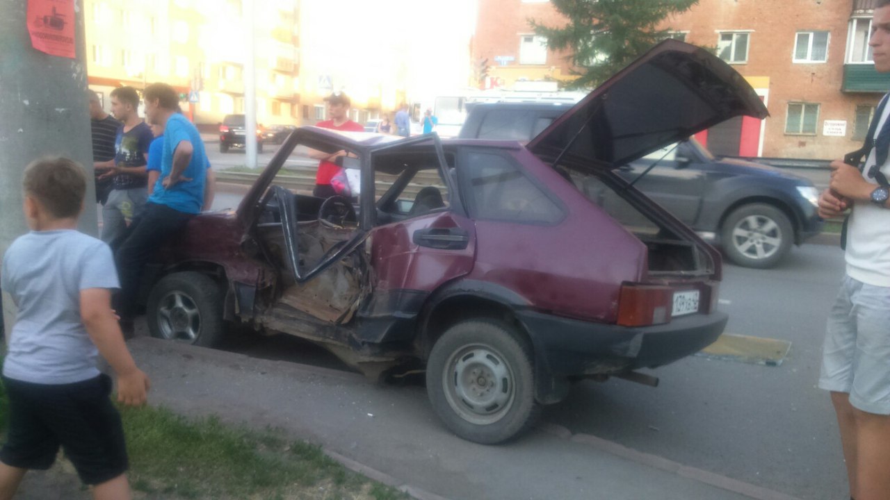 В Кемерове в ДТП один автомобиль отлетел на столб, другой — на рельсы