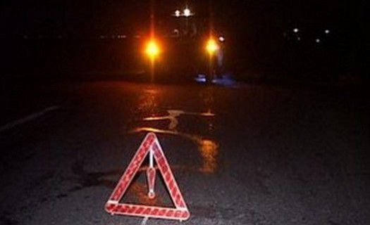 В Кемерове при выезде автомобиля со двора пострадали три человека