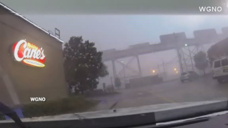 Сильный ветер сдул поезд с моста в Луизиане