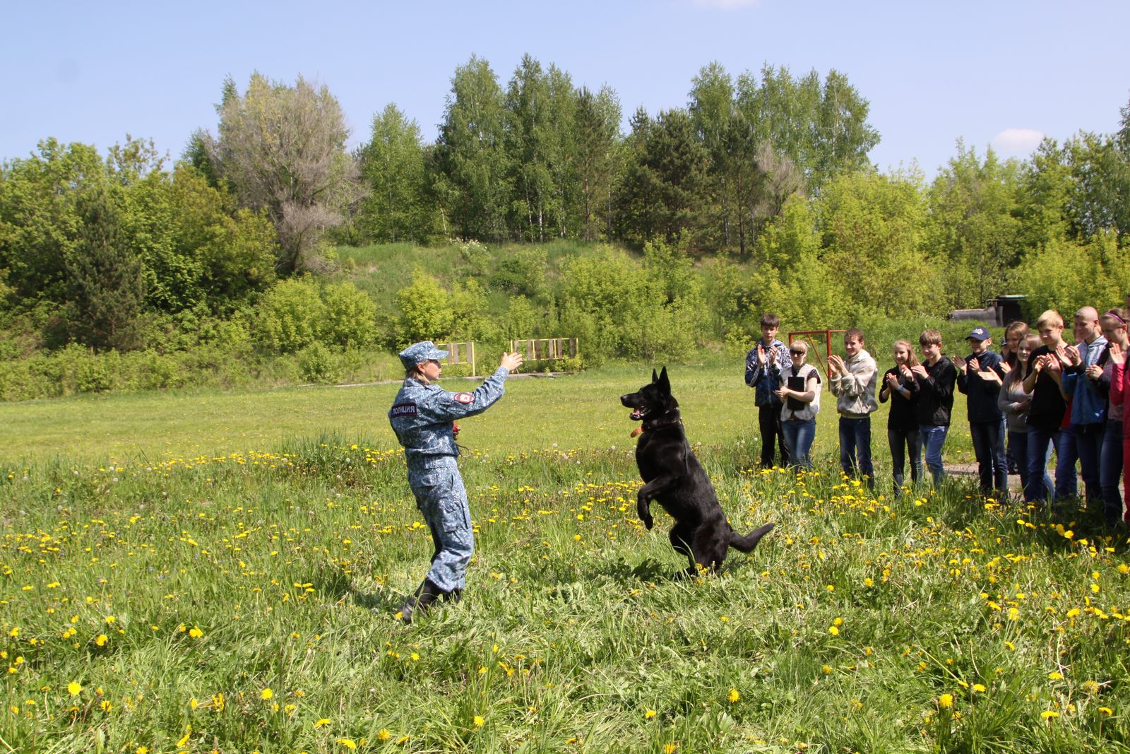 Кемеровские полицейские встретили воспитанников школы-интерната с оружием и служебными собаками