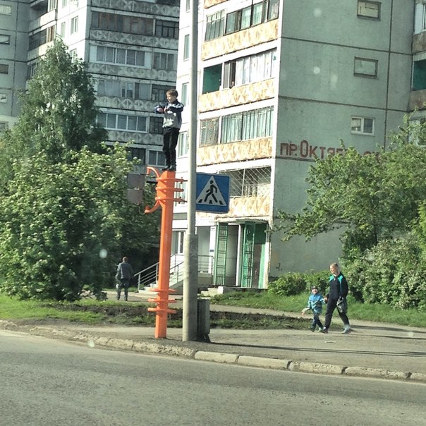 В Кемерове школьник - экстремал забрался на светофор