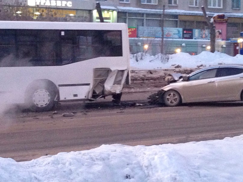 Кемеровский полицейский на легковой машине врезался в автобус