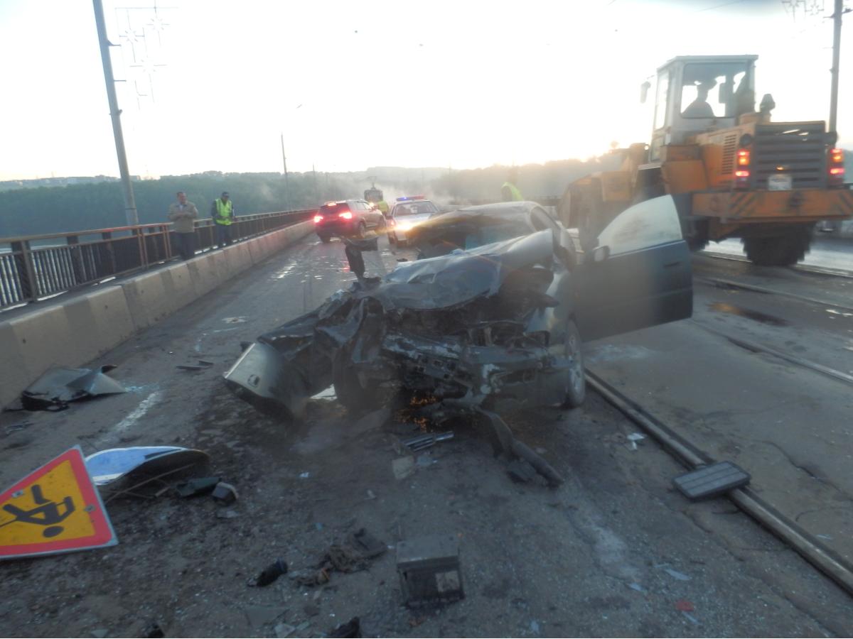 В Новокузнецке на мосту насмерть разбился водитель «легковушки»