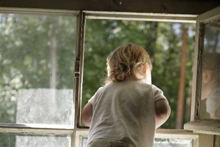 В Кузбассе впервые за год выпал ребёнок из окна