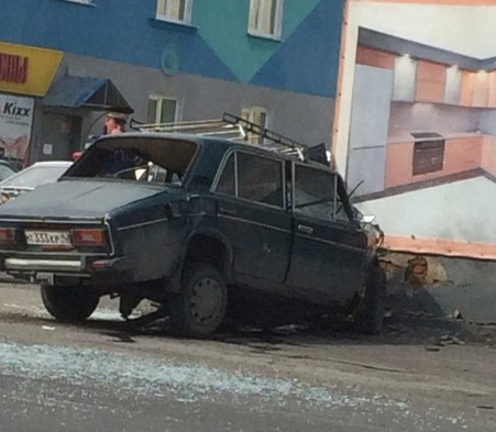 В Прокопьевске мужчина врезался на машине в дом и погиб