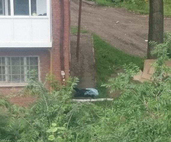 81-летняя пенсионерка выпала из окна в центре Кемерова