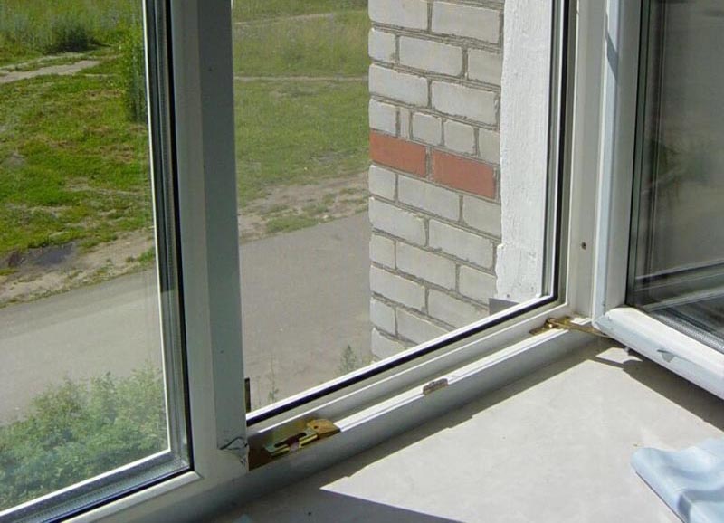 В Кузбассе двухлетний мальчик выпал из окна второго этажа