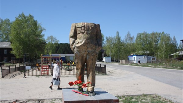 Кузбассовец обезглавил памятник Ленину кувалдой