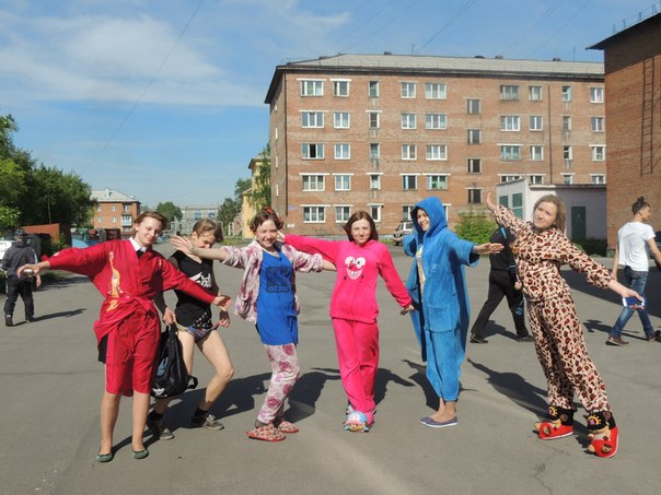 Выпускники из Кузбасса гуляли по улицам в пижамах и халатах
