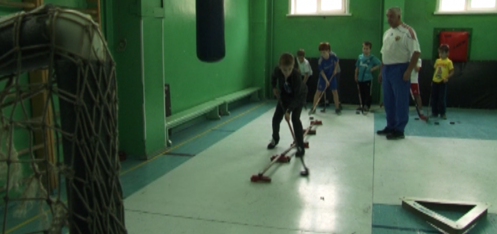 Ежедневные тренировки по хоккею с шайбой у ребят проходят в тесном зале.