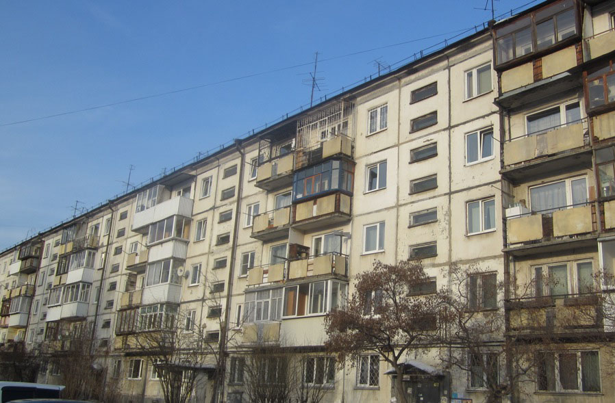 Кузбассовец сбросил с балкона пятого этажа своего соперника