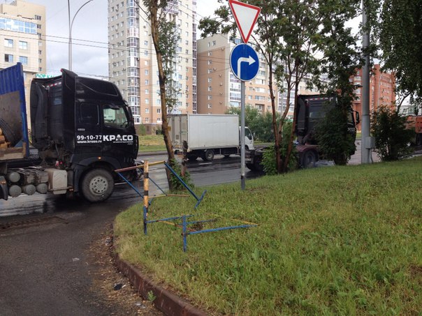 Из-за сломанного грузовика на Кузбасском мосту в Кемерове образовалась пробка .jpg