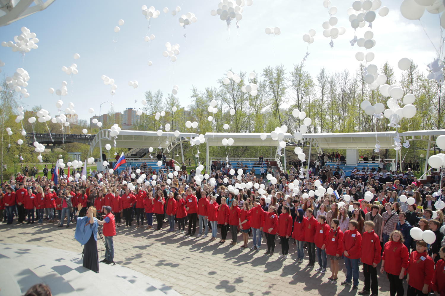 В Кемерове запустили в небо 2 тысячи бумажных голубей.