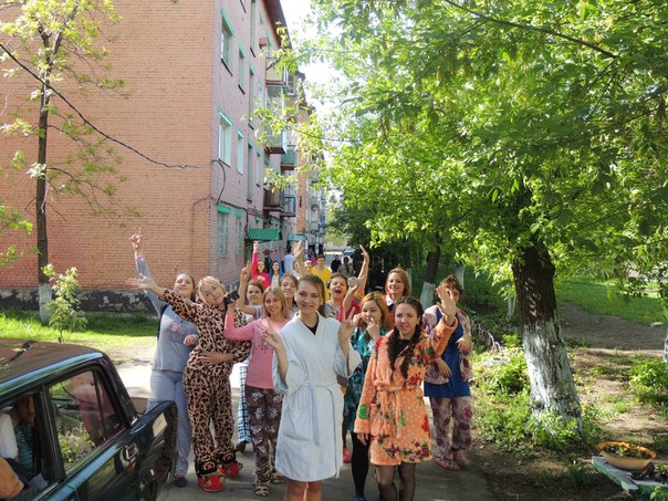 Выпускники из Кузбасса гуляли по улицам в пижамах и халатах!!!!.jpg