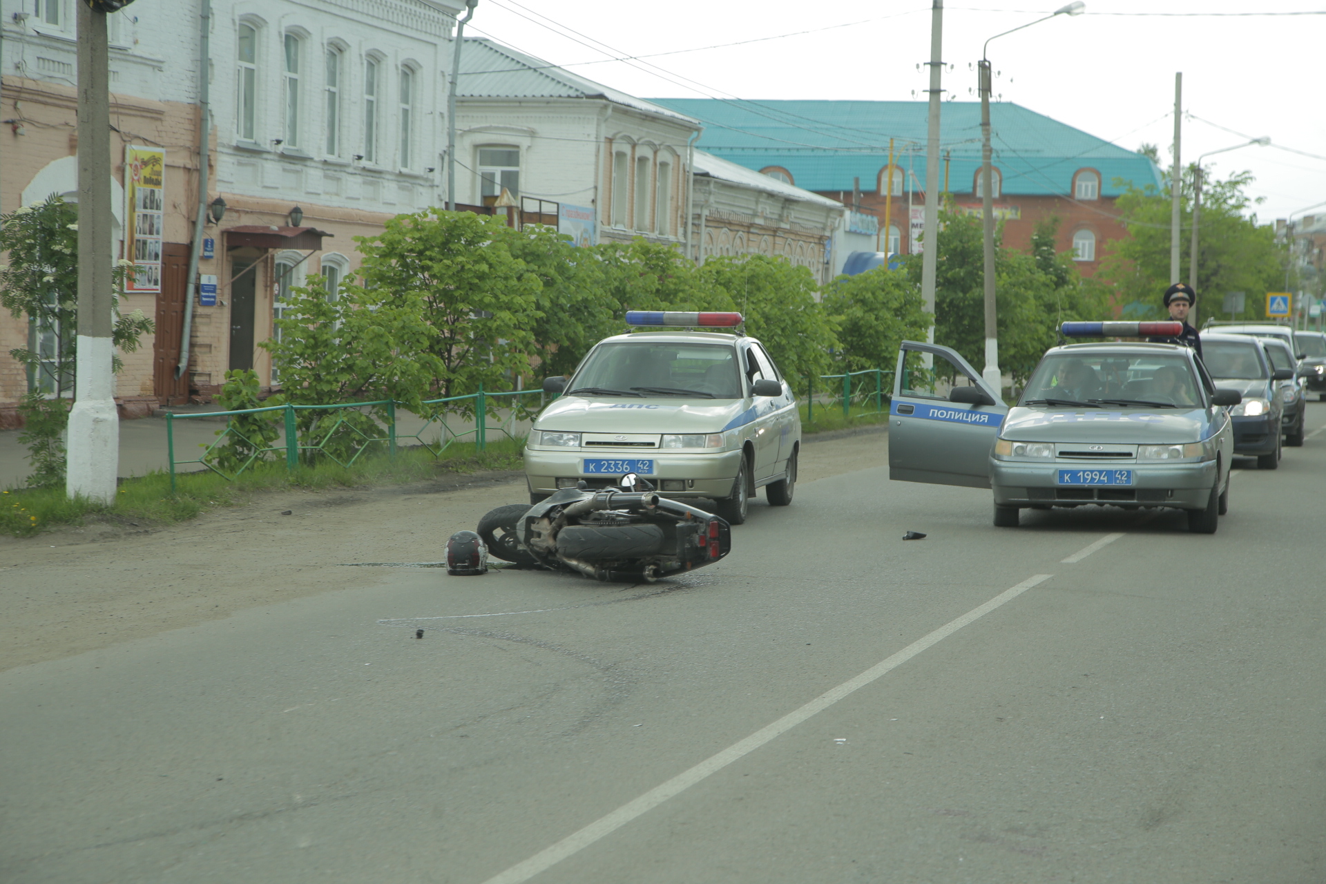 В Кузбассе автомобиль устроил ДТП с мотоциклистом