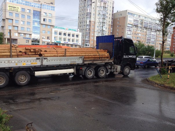 Из-за сломанного грузовика на Кузбасском мосту в Кемерове образовалась пробка .jpg